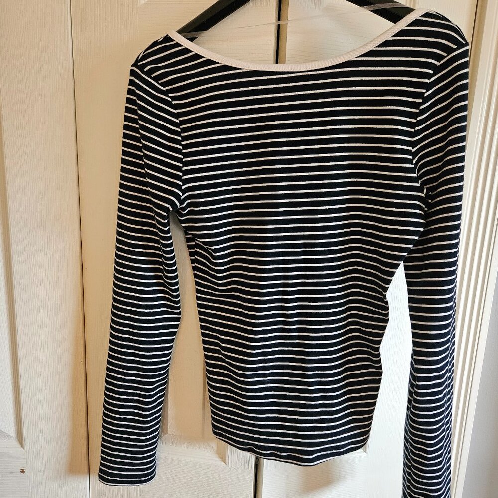 NWT Long Sleeve Scoop Neck Universal Thread Size M